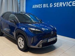 Mörkblå (blå) Begagnad 2023 Toyota Yaris Hybrid SUV | 274 900 kr (Marknadspris)