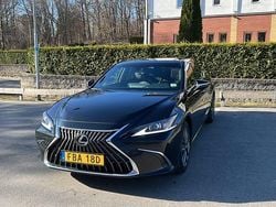 Svart metallic Begagnad 2023 Lexus ES300H Sedan | 329 000 kr (Bra pris)