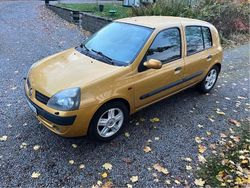 Gul Begagnad 2002 Renault Clio II Expression Halvkombi | 14 800 kr (Marknadspris)