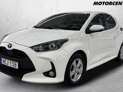 Vit Begagnad 2022 Toyota Yaris Hybrid Halvkombi | 209 000 kr (Marknadspris)