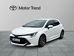 Vit Begagnad 2020 Toyota Corolla Hybrid Style Halvkombi | 219 900 kr (Marknadspris)