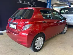 Röd Begagnad 2013 Toyota Yaris Hybrid Life Halvkombi | 88 000 kr (Marknadspris)