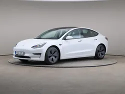 Vit Begagnad 2021 Tesla Model 3 Standard Range Plus Sedan | 269 000 kr (Marknadspris)