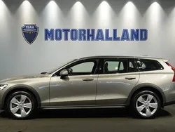 Grå Begagnad 2022 Volvo V60 CC Kombi | 299 900 kr (Marknadspris)
