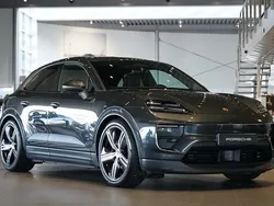Grå Begagnad 2024 Porsche Macan 4 Electric SUV | 929 000 kr (Bra pris)