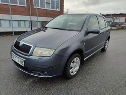 Grå Begagnad 2006 Skoda Fabia Halvkombi | 18 000 kr (Marknadspris)