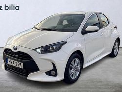 Vit Begagnad 2023 Toyota Yaris Hybrid Active Halvkombi | 229 900 kr (Marknadspris)