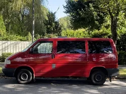 Röd Begagnad 2003 VW Caravelle Minibuss | 89 000 kr