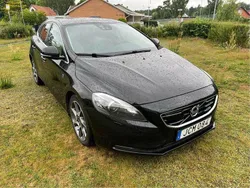 Svart Begagnad 2016 Volvo V40 Momentum Kombi | 109 000 kr (Marknadspris)