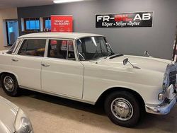 Vit Begagnad 1966 Mercedes 200 Sedan | 99 500 kr