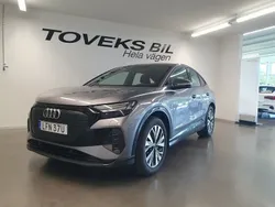 Grå (tyfongrå metallic) Begagnad 2022 Audi Q4 Sportback e-tron Proline SUV | 534 499 kr (Dyr)
