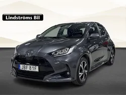 Mörkgrå Begagnad 2024 Toyota Yaris Hybrid Active Halvkombi | 279 000 kr (Dyr)