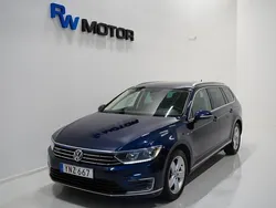 Mörkblå Begagnad 2017 VW Passat GTE Kombi | 158 900 kr (Marknadspris)