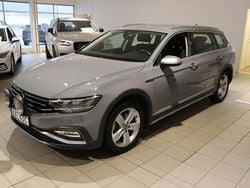Grå (moonstone grey) Begagnad 2024 VW Passat Alltrack Kombi | 429 000 kr (Dyr)