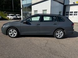 Mörkgrå (grå) Begagnad 2023 VW Golf VIII S Kombi | 168 000 kr (Superpris)