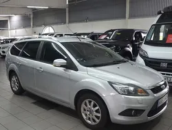 Grå Begagnad 2010 Ford Focus Titanium Kombi | 39 900 kr (Marknadspris)
