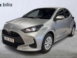 Silver Begagnad 2025 Toyota Yaris Hybrid Life Halvkombi | 239 900 kr (Marknadspris)