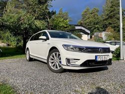 Vit Begagnad 2017 VW Passat GTE Kombi | 125 000 kr (Marknadspris)