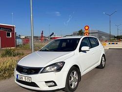 Vit Begagnad 2011 Kia Ceed Halvkombi | 29 995 kr (Bra pris)