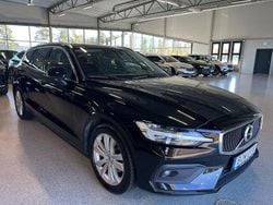 Svart Begagnad 2021 Volvo V60 Momentum Kombi | 189 900 kr (Marknadspris)