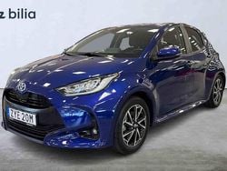 Blå Begagnad 2022 Toyota Yaris Hybrid Halvkombi | 219 900 kr (Marknadspris)