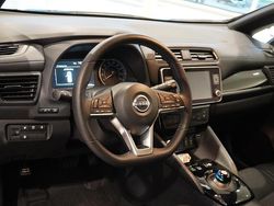 Svart Begagnad 2023 Nissan Leaf Acenta Halvkombi | 198 800 kr (Marknadspris)