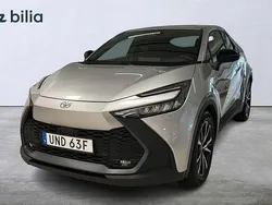 Silver Begagnad 2025 Toyota C-HR Style SUV | 364 900 kr (Marknadspris)