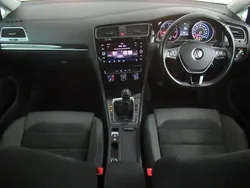 Vit Begagnad 2018 VW Golf VII Halvkombi | 140 000 kr (Marknadspris)