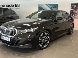 Svart Begagnad 2024 BMW 530e M Sport Sedan | 619 000 kr (Marknadspris)