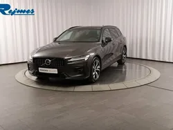 Grå (platinum grey metallic) Begagnad 2024 Volvo V60 Plus Kombi | 389 900 kr (Bra pris)