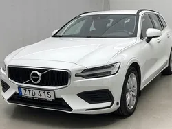 Vit Begagnad 2022 Volvo V60 Momentum Kombi | 270 000 kr (Marknadspris)
