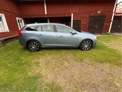 Blå Begagnad 2018 Volvo V60 Momentum Kombi | 198 000 kr (Marknadspris)