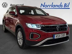 Mörkröd (kings red metallic) Begagnad 2023 VW T-Roc Life SUV | 289 000 kr (Marknadspris)