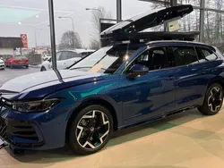Blå (reef blue metallic) Ny 2024 VW Passat R-line Kombi | 529 000 kr (Bra pris)