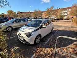 Vit Begagnad 2021 Toyota Aygo X-play Halvkombi | 107 000 kr (Marknadspris)