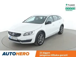 Vit Begagnad 2016 Volvo V60 CC Summum Kombi | 218 000 kr (Marknadspris)