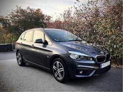 Grå Begagnad 2017 BMW 220 Active Tourer Sport Line Minibuss | 149 000 kr (Superpris)