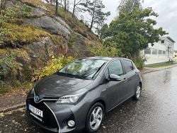 Mörkgrå Begagnad 2015 Toyota Yaris Hybrid Active Halvkombi | 114 900 kr (Marknadspris)