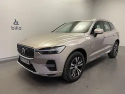 Ljusgrå (grå) Ny 2024 Volvo XC60 Core SUV | 569 900 kr (Marknadspris)