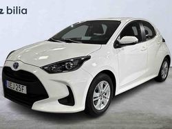 Vit Begagnad 2022 Toyota Yaris Hybrid Halvkombi | 214 900 kr (Marknadspris)