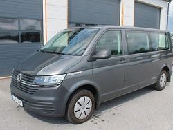 Grå Begagnad 2021 VW Caravelle Trendline Minibuss | 369 900 kr (Marknadspris)