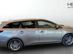 Mörkgrå (brown) Begagnad 2017 Toyota Auris Kombi | 149 900 kr (Marknadspris)