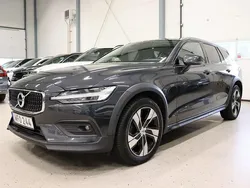 Grå Begagnad 2020 Volvo V60 CC Momentum Kombi | 274 800 kr (Marknadspris)
