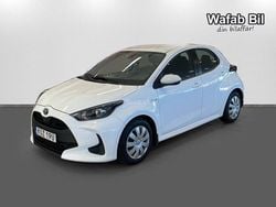 Vit Begagnad 2020 Toyota Yaris Hybrid Active Halvkombi | 179 900 kr (Marknadspris)