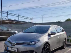Grå Begagnad 2016 Toyota Auris Hybrid Kombi | 159 900 kr (Marknadspris)