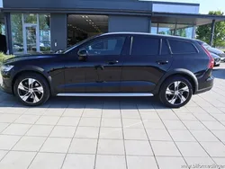 Svart Begagnad 2021 Volvo V60 CC Momentum Kombi | 239 900 kr (Bra pris)