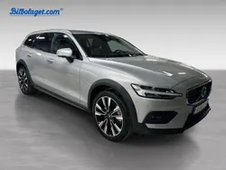 Silver Begagnad 2023 Volvo V60 CC Plus Kombi | 441 900 kr (Marknadspris)