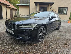 Svart Begagnad 2021 Volvo V60 R-Design Kombi | 349 900 kr (Marknadspris)