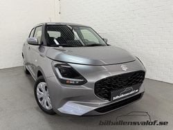 Grå (premium silver metallic) Ny 2024 Suzuki Swift Comfort Halvkombi | 219 900 kr (Marknadspris)