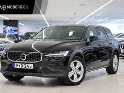 Svart Begagnad 2022 Volvo V60 CC Momentum Kombi | 349 900 kr (Marknadspris)